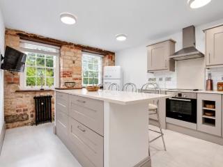 Peak District Country Home Sleeps 14 | Hot Tub thumbnail
