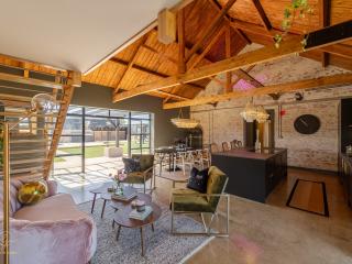 Cambridge Stunning Barn Conversion | Swimming Pool thumbnail