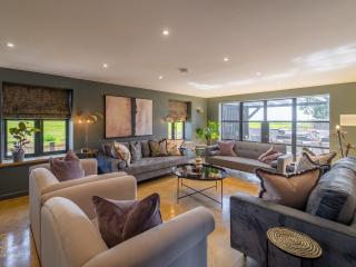 Cambridge Stunning Barn Conversion | Swimming Pool thumbnail