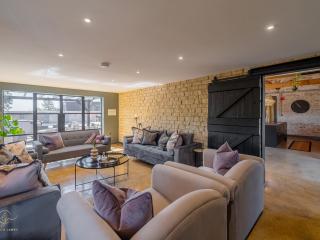 Cambridge Stunning Barn Conversion | Swimming Pool thumbnail