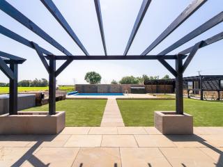 Cambridge Stunning Barn Conversion | Swimming Pool thumbnail