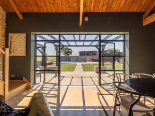 Cambridge Stunning Barn Conversion | Swimming Pool thumbnail