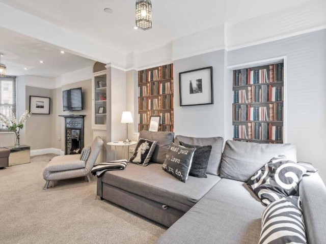 Central Pier Place image