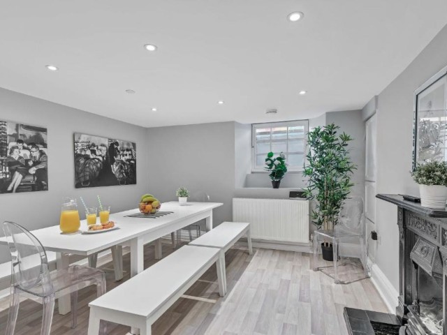 Central Pier Place image