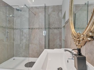 Central Pier Place thumbnail