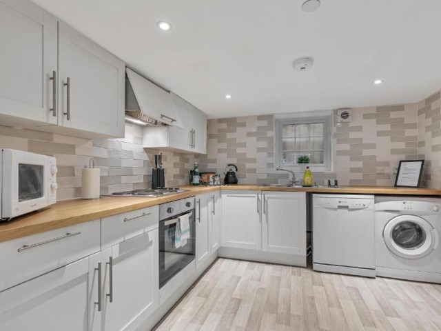 Central Pier Place image