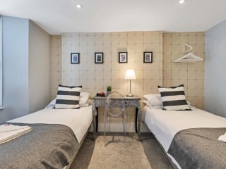 Central Pier Place thumbnail