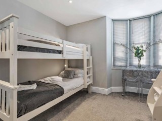 Central Pier Place thumbnail